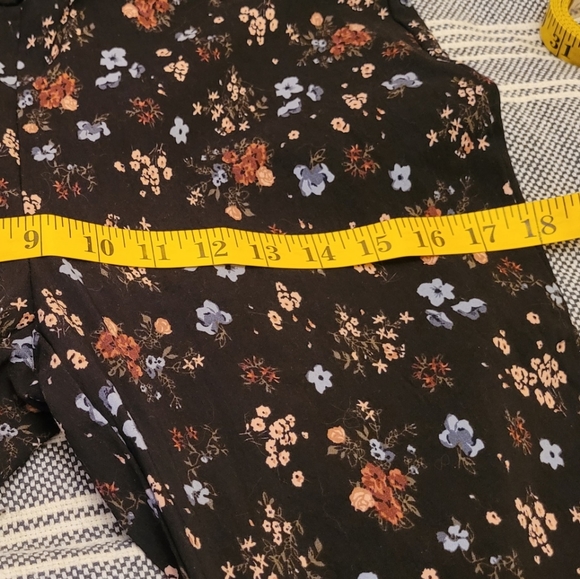 3/$25 Jules and Leopold floral skinny crops, size L - Picture 8 of 8